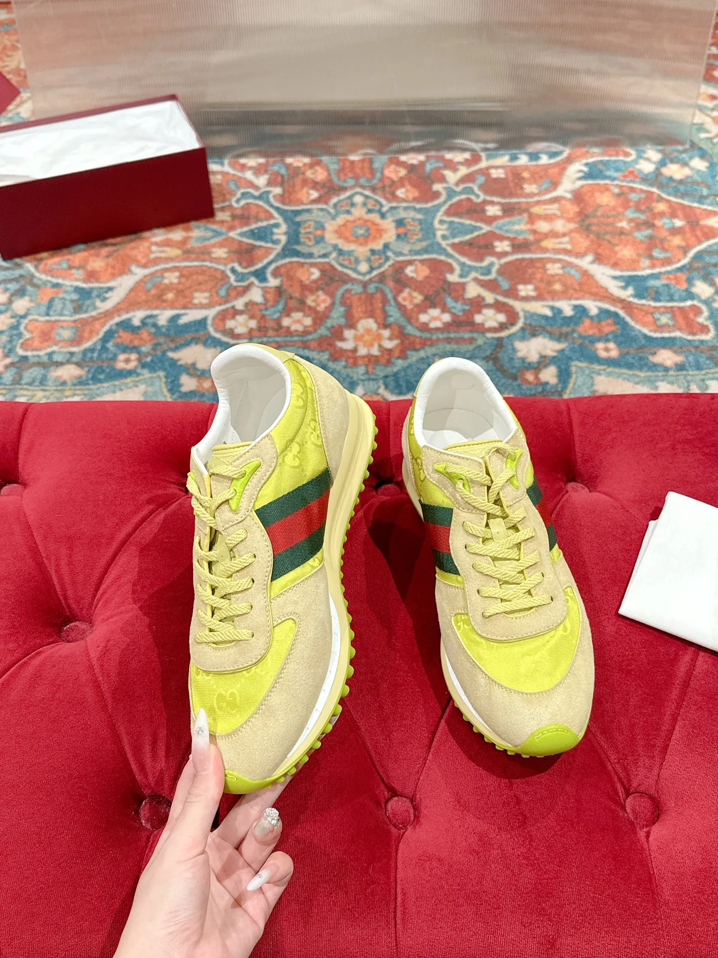 p700🐮🐮 GUCCI 2025 latest spring and summer catwalk style sports shoes Forrest Gump shoes 25 super popular show items with high appearance rate and many celebrities and Internet celebrities. The classic shoe design uses innovative stitching technology to create a water-like flowing texture. Super comfortable on the feet. Leather splicing and breathable logo fabric with classic green and red webbing embellishment. All show the brand tone (buttons are removable) original molded combination outsole ▪️Size: Male 39-44 (Male 45, customized, non-returnable)